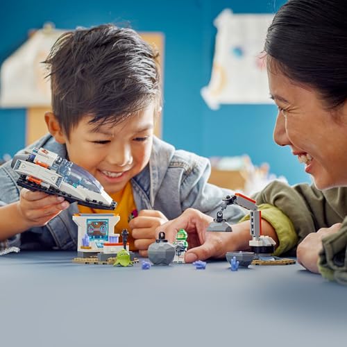 LEGO City Spaceship and Asteroid Discovery Set featuring alien figure and 2 astronaut minifigures for imaginative play.