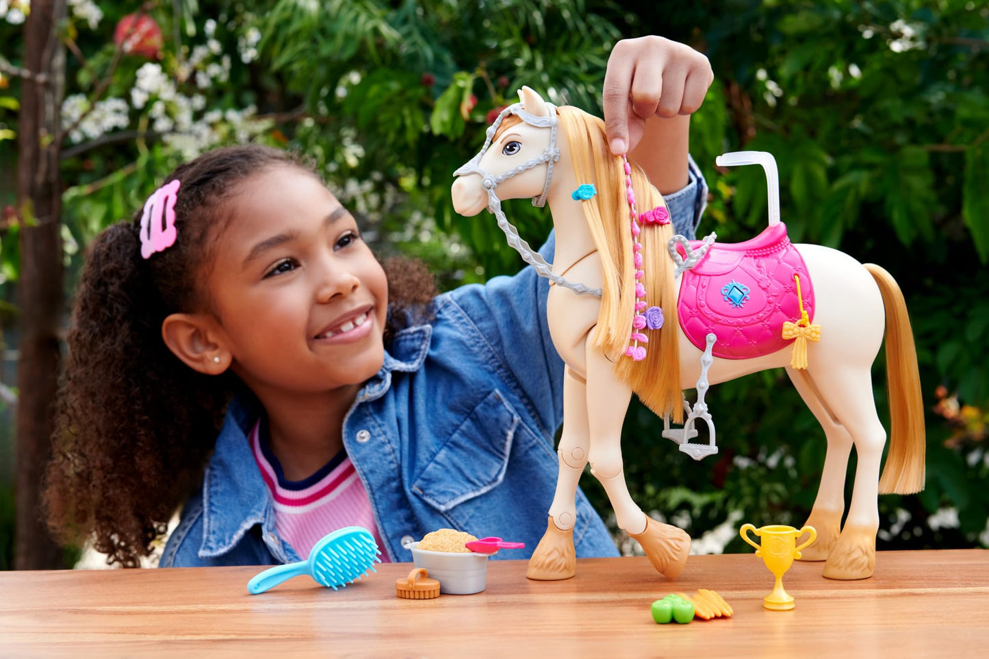 Barbie horse with sounds, music, and accessories, showcasing movement, dancing, and blinking eyes in vibrant colors.