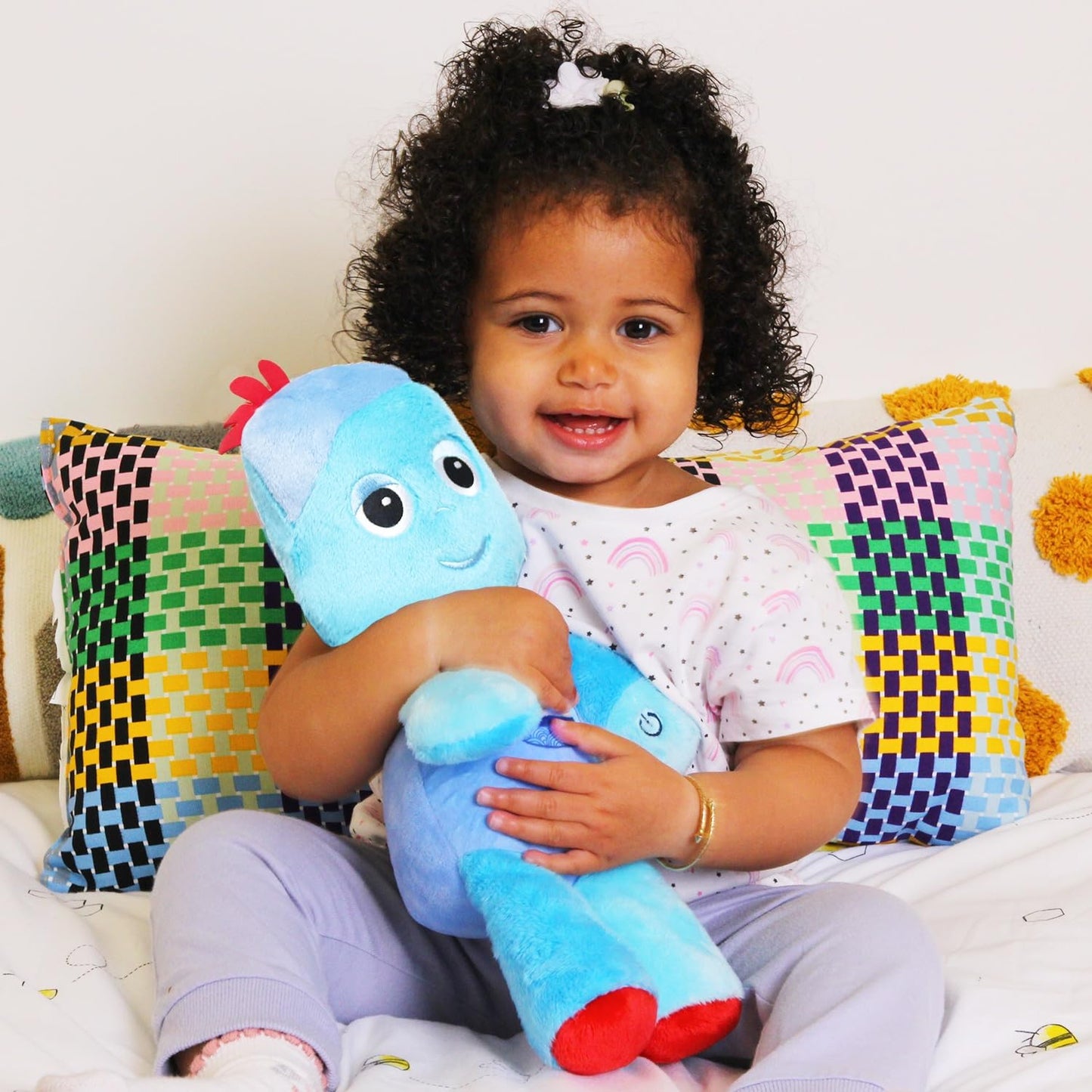 In the Night Garden Goodnight Igglepiggle, Iggle Piggle Teddy Bear sings lullabies & has soft glowing lights to help a child drift off to rest & sleep. Suitable from birth.
