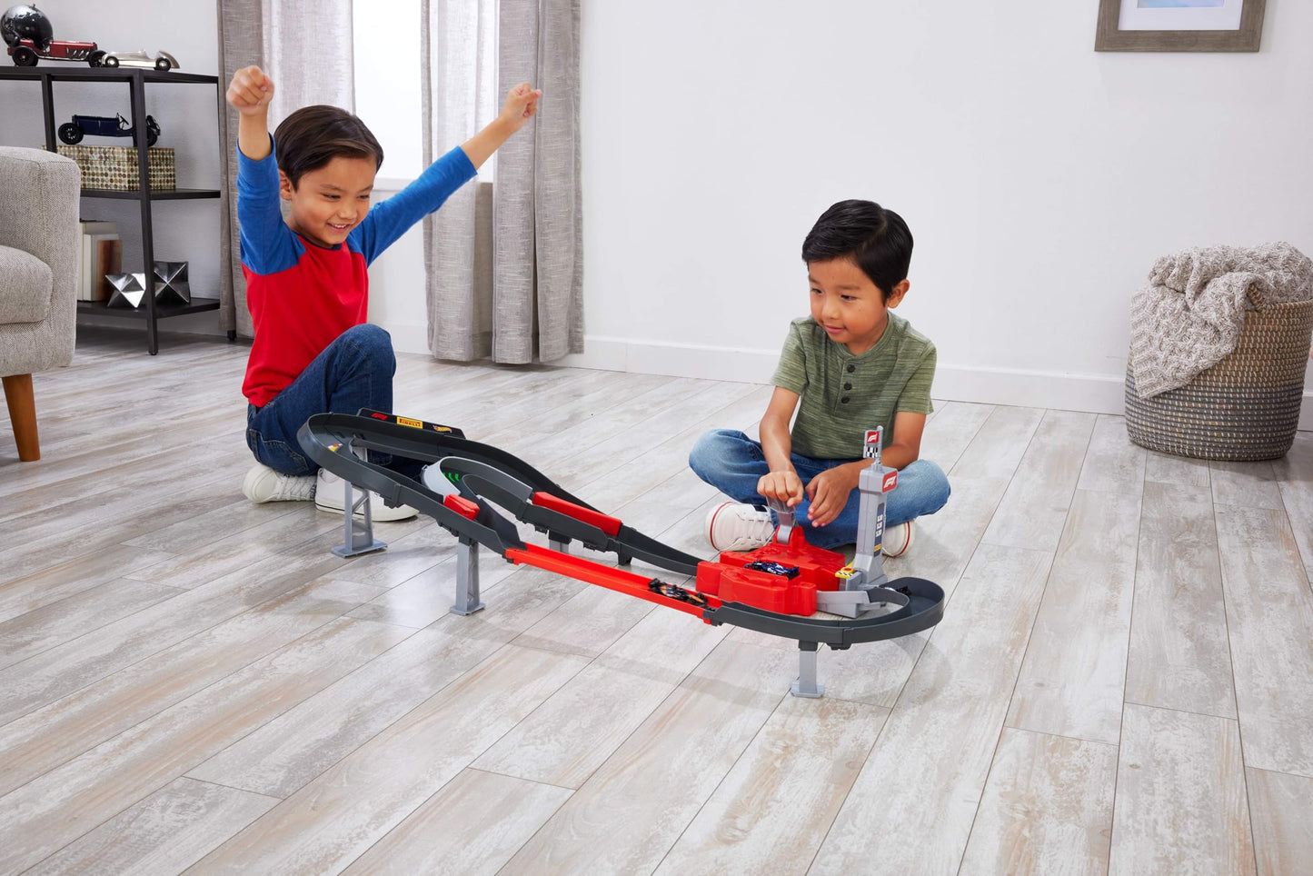 Hot Wheels Toy Car Track Set, 3 Formula 1 Die-Cast Vehicles in 1:64 Scale: McLaren F1 Team, Alpine & VCARB, Sprint Race Circuit (Teams May Vary), JDY15