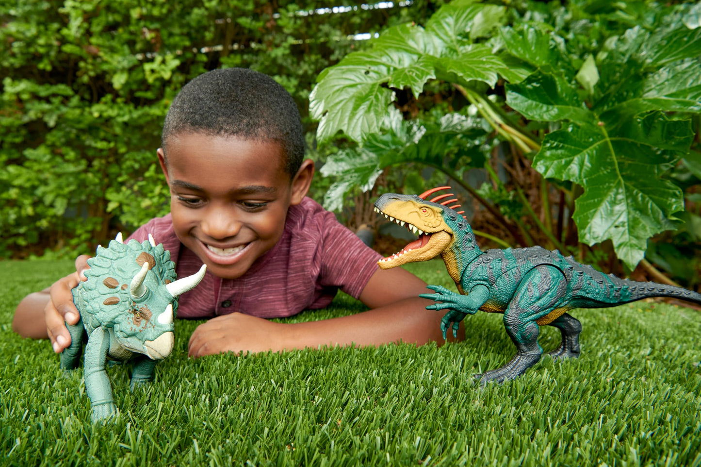 Jurassic World Gigantic Trackers Triceratops Dinosaur Action Figure, Large Species Toy, Headbutt Attack, Evolved Horn Feature, Digital Play, HTK79