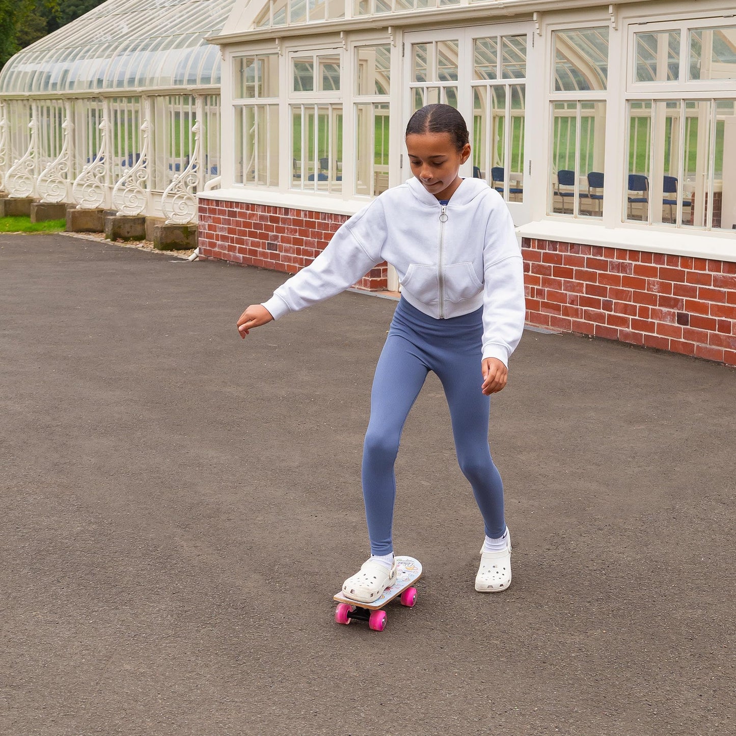 OzBozz PRINCESSES SKATEBOARD WITH FLASHING WHEELS - 17 INCH DECK - Beautiful Princess Graphics - Wheels Light Up When Moving, Assorted Designs and Colours