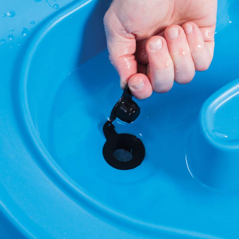 Step2 Sand & Water Table Cascading Cove with lid, parasol & 6 accessories | Activity table / Sand table with lid for the garden | Water toys for children