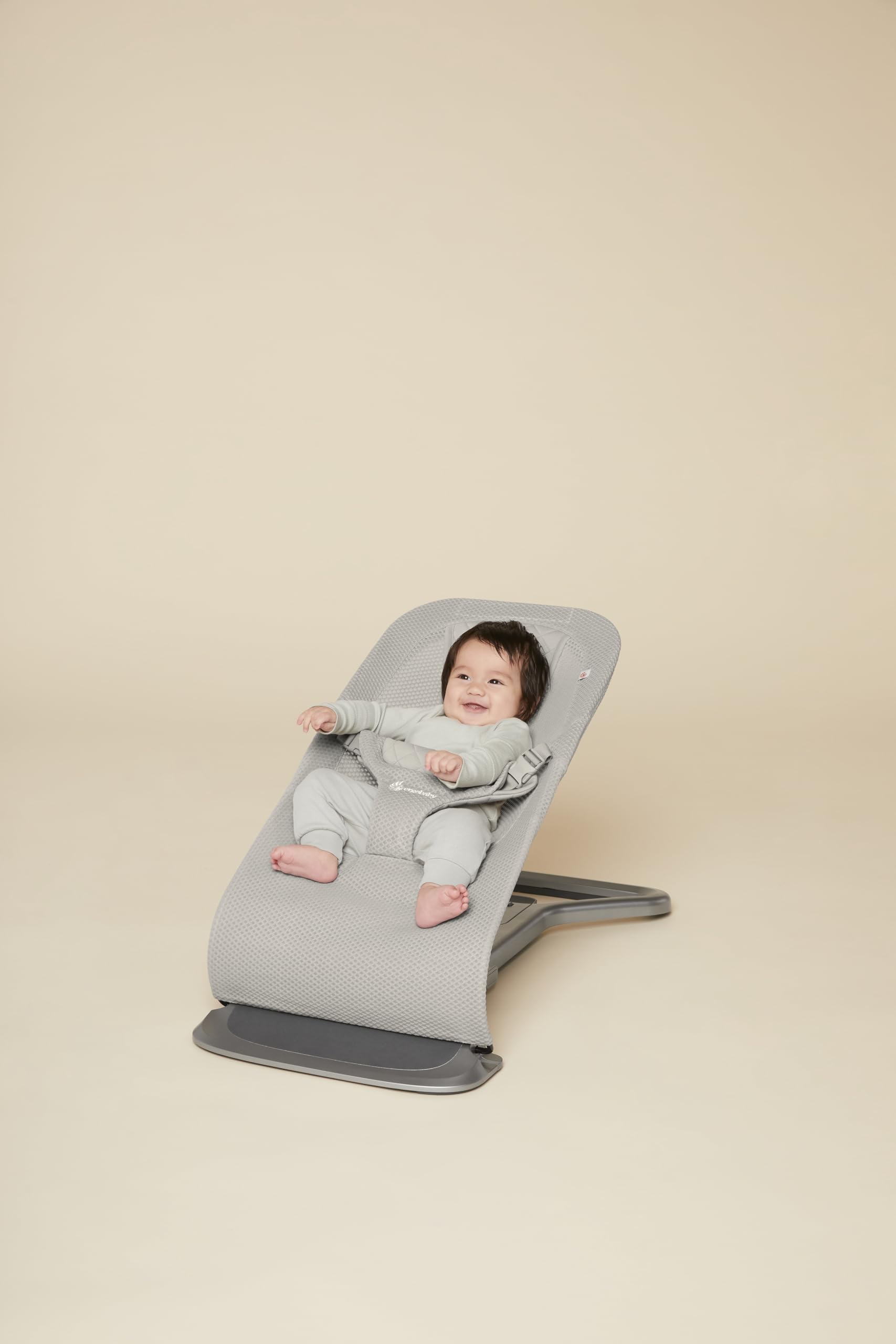 Ergobaby 3-in-1 Evolve Bouncer Mesh in light grey, ergonomic baby rocker with breathable fabric and newborn insert for infants and toddlers.