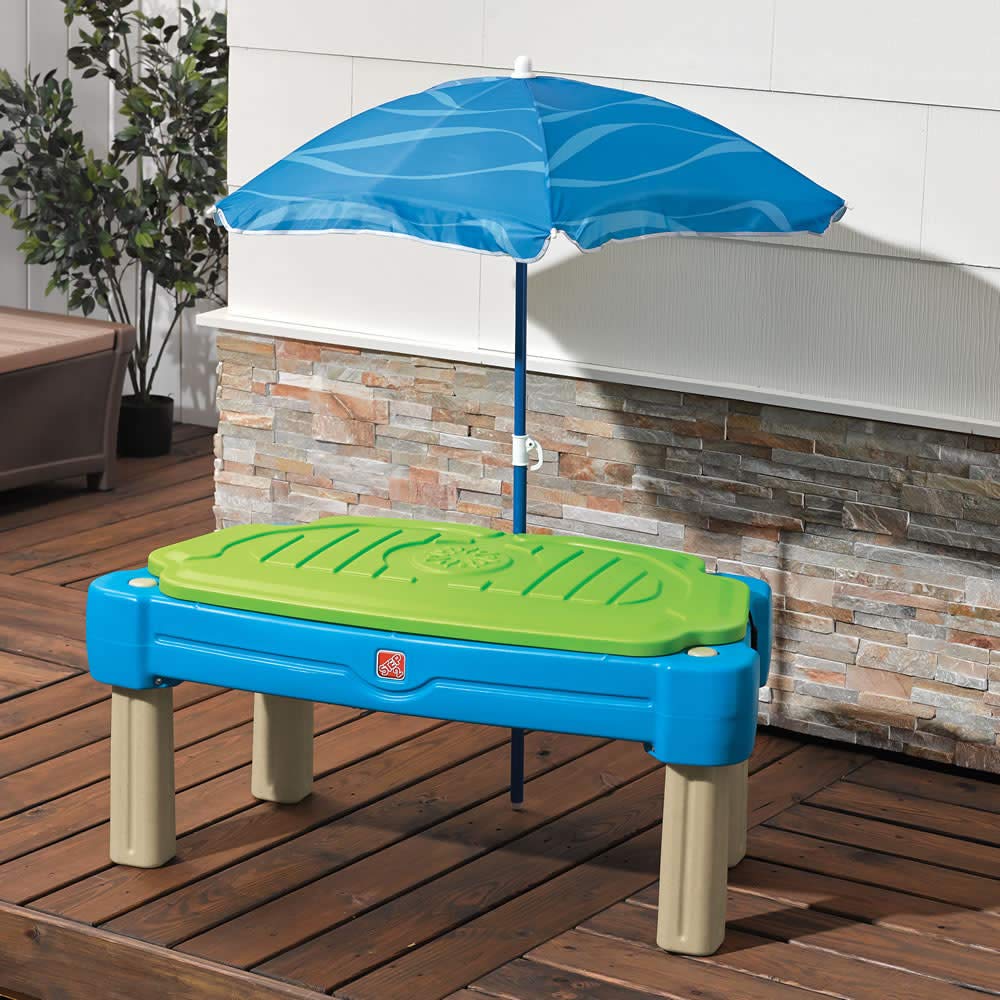 Step2 Sand & Water Table Cascading Cove with lid, parasol & 6 accessories | Activity table / Sand table with lid for the garden | Water toys for children