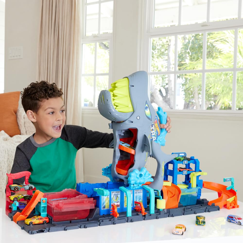 Hot Wheels City toy car track set featuring Ultra Shark car wash and 1:64 scale color reveal toy car with color-change feature.