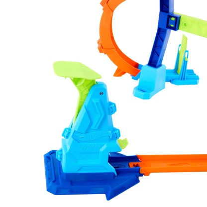 Hot Wheels Toy Car Track Set, Flip & Jump Through the Corkscrew Loop with a 1:64 Scale Toy Car, Speed Snap Track & Adapters, Compresses for Storage, JFH36