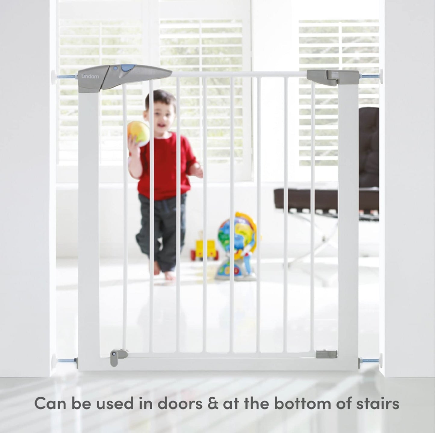 White Munchkin Lindam Sure Shut Axis stair gate with pressure fit for stairs and doorways, easy no-screw installation, adjustable 76-82cm.