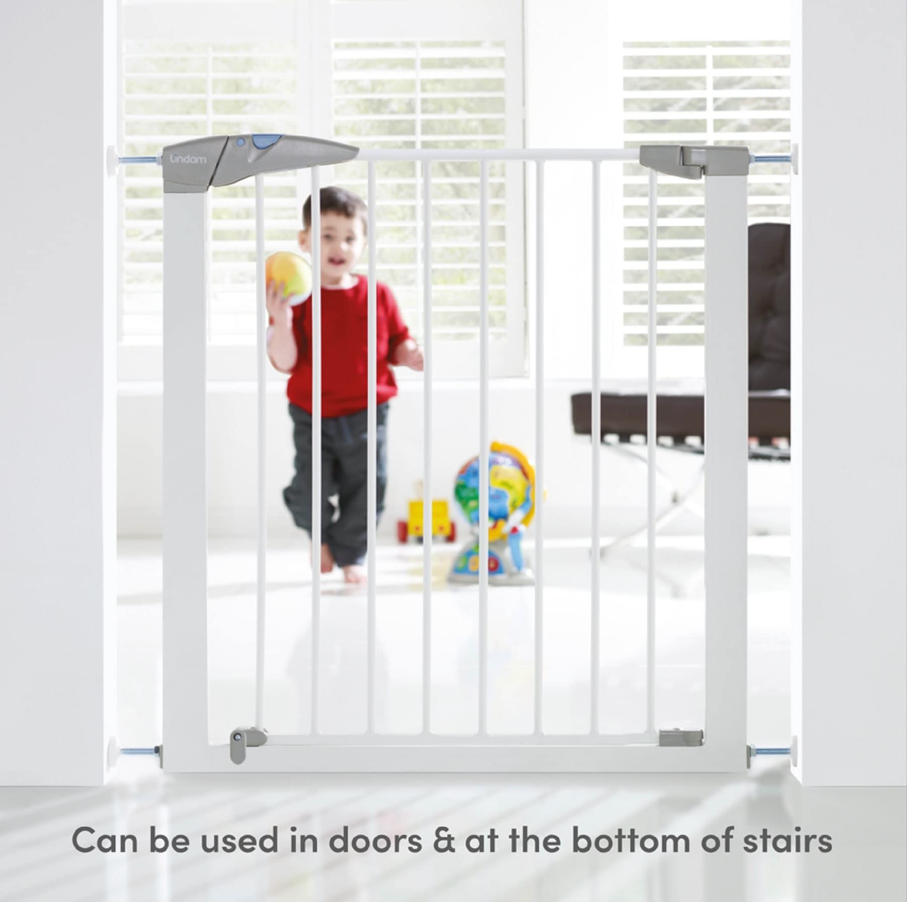 White Munchkin Lindam Sure Shut Axis stair gate with pressure fit for stairs and doorways, easy no-screw installation, adjustable 76-82cm.