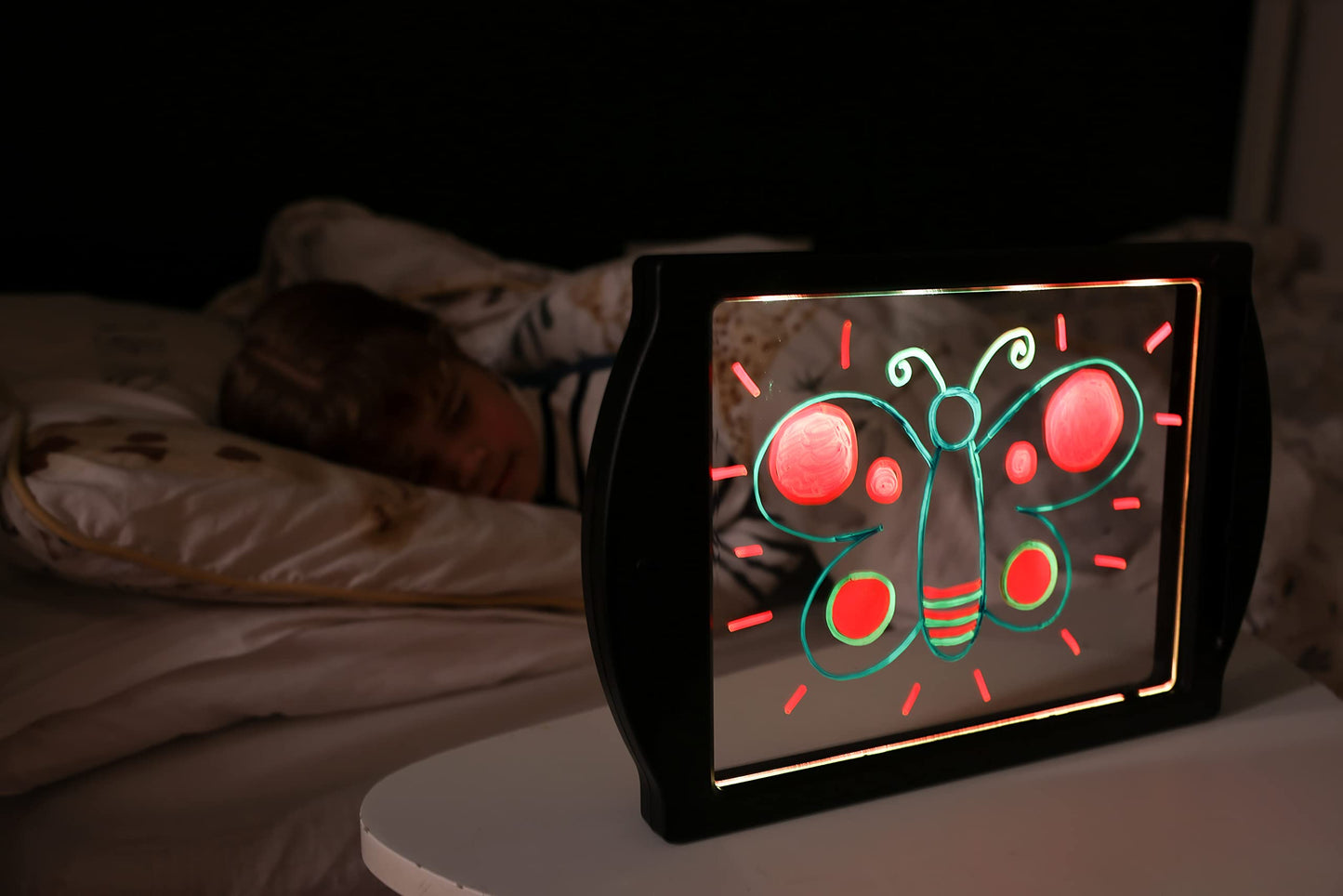 Mavin's Magic - Glow Art - LED Drawing Board for Children - Black Light Up Drawing Pad, with Glow in The Dark Colouring Pens - Battery Powered Drawing Tablet - Light Up Tracing Pad Suitable for 5+
