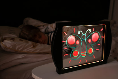 Mavin's Magic - Glow Art - LED Drawing Board for Children - Black Light Up Drawing Pad, with Glow in The Dark Colouring Pens - Battery Powered Drawing Tablet - Light Up Tracing Pad Suitable for 5+