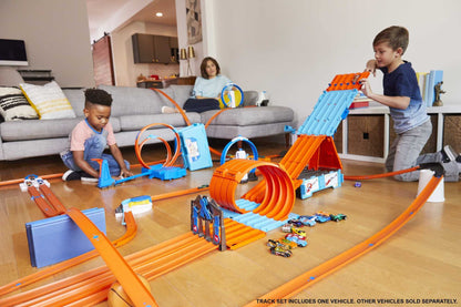 Hot Wheels Race Crate with 3 Stunts in 1 Set, 8+ feet of Race track, Includes 2 Hot Wheels cars, Portable Storage, Gift Set Ages 6 to 10,‎ GKT87
