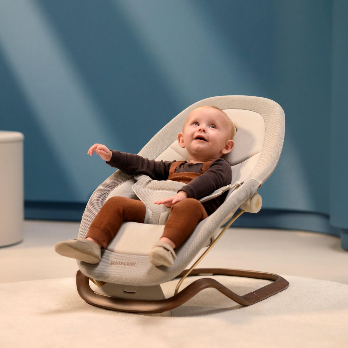 Maxi-Cosi Dove baby bouncer in elegance beige with natural bouncing, lightweight, foldable design, made from eco-friendly recycled fabrics.
