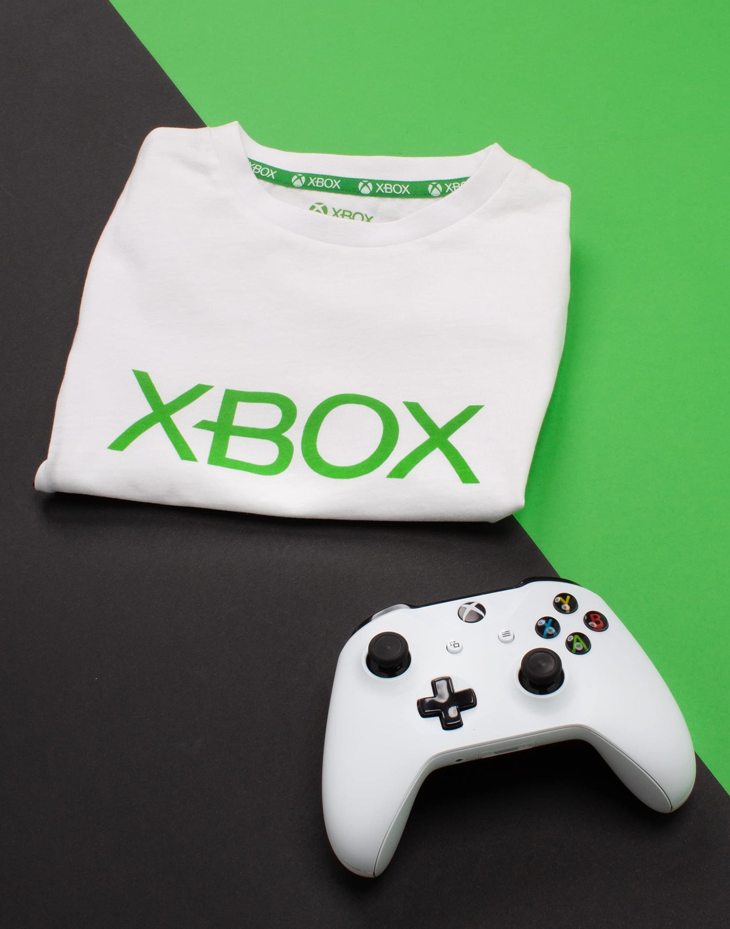 Green Xbox kids' T-shirt with game logo, suitable for boys and girls aged 11-12, featuring children gamers merchandise.