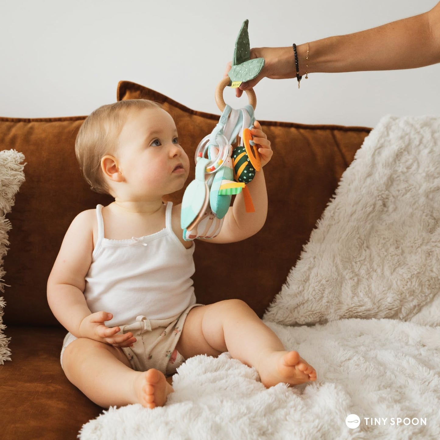 Sophie la girafe Sensory Activity Ring – Baby Teething Toy with Rattle, Crinkle Sounds & Textures – BPA-Free, Natural Rubber & Fabric – Attaches to Stroller/Car Seat – Washable, Gift-Ready for Infants