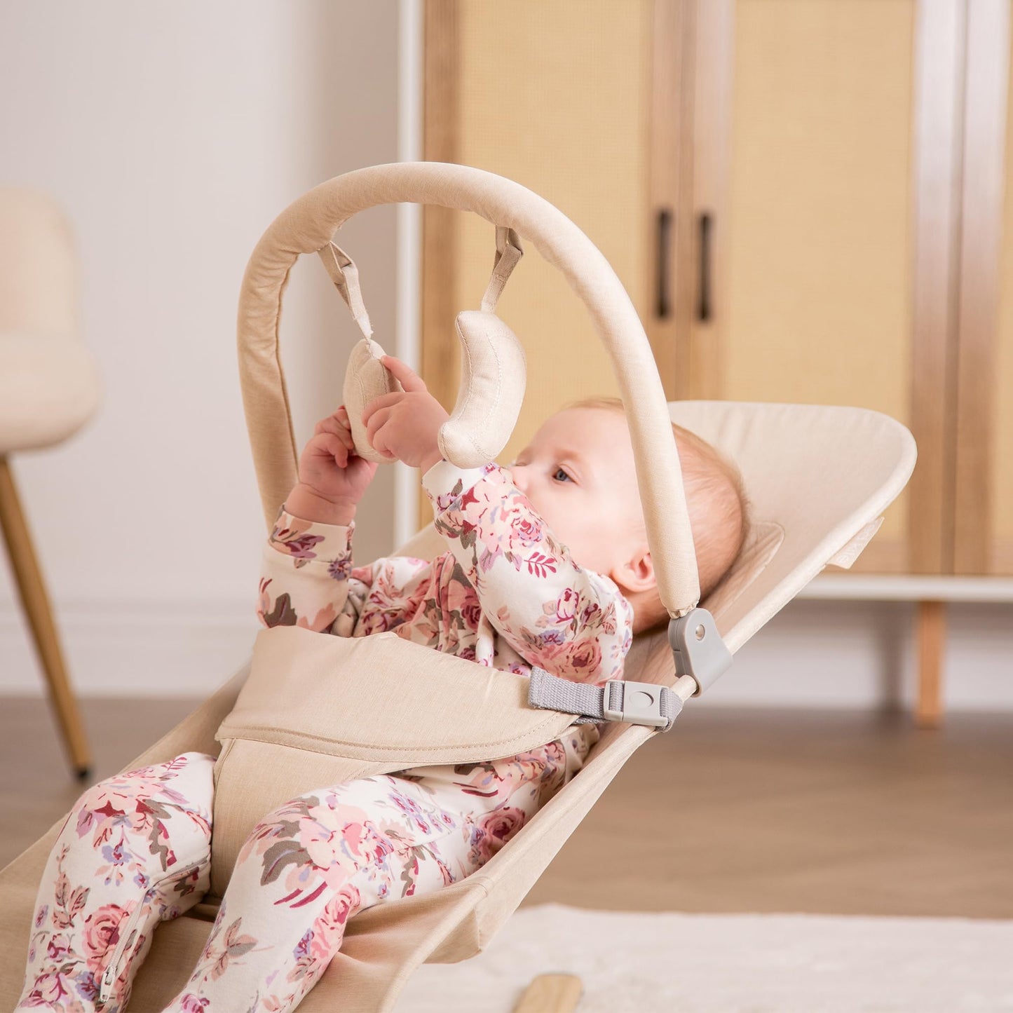 Red Kite Baya Bouncer in oatmeal with toy bar, ergonomic self-bouncing baby chair for infants, adjustable and comfortable.