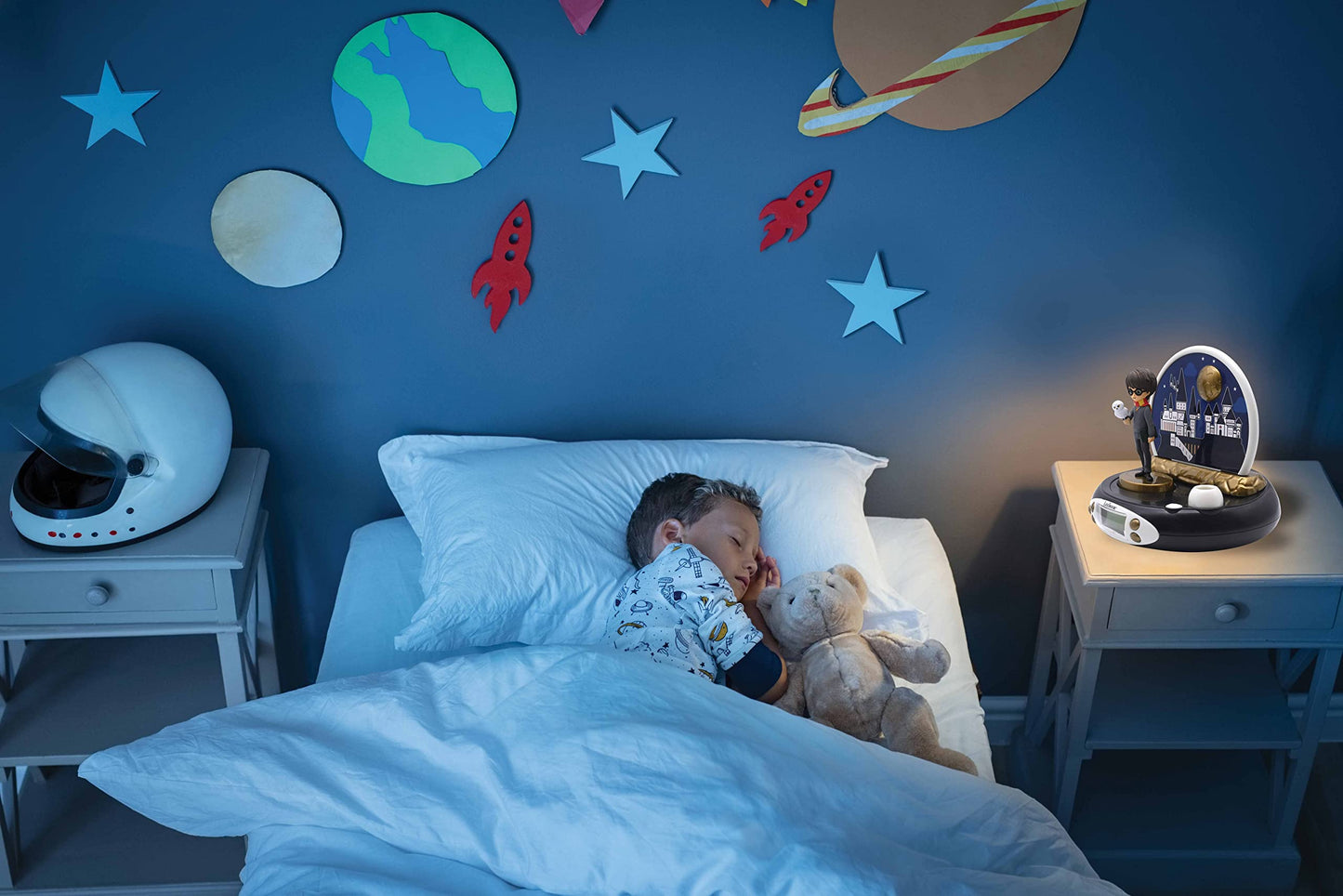 LEXIBOOK, Harry Potter, Projector Alarm Clock for kids, Nightlight and time projection to the ceiling, Sound Effects, Battery-powered, Black, RP500HP