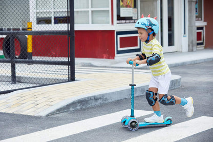 Micro Scooters | Mini Micro Deluxe LED Children's Scooter | Extra Grippy Deck | Weather Tested Stem | Remove & Fold Handlebar | Light Up Wheels | 2-5yrs | Boys & Girls | Aqua