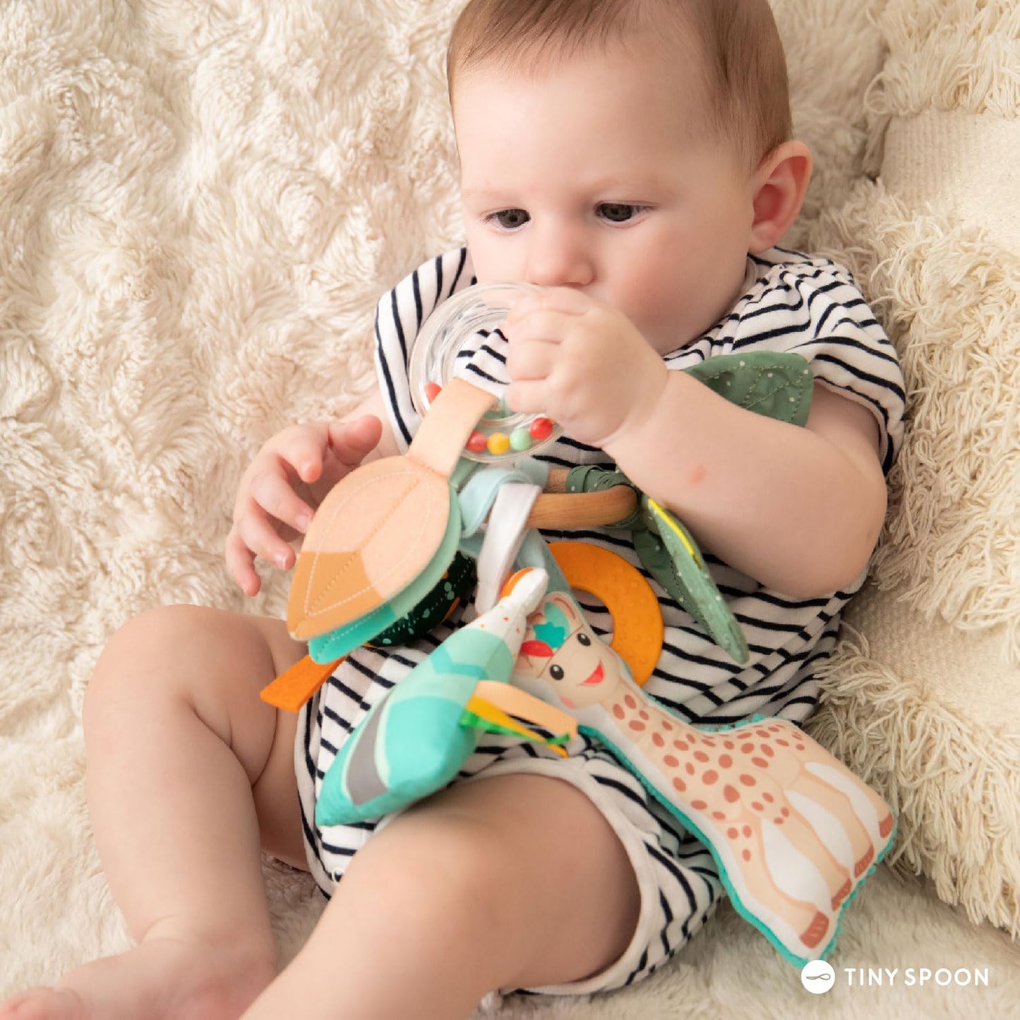 Sophie la girafe Sensory Activity Ring – Baby Teething Toy with Rattle, Crinkle Sounds & Textures – BPA-Free, Natural Rubber & Fabric – Attaches to Stroller/Car Seat – Washable, Gift-Ready for Infants