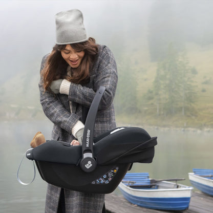 Maxi-Cosi CabrioFix i-Size, Baby Car Seat, 0–12 Months, Max. 12kg, Lightweight Car Seat Newborn (3.2kg), Large Sun Canopy, Extra Padded Seat, Fits most Maxi-Cosi Pushchairs, Essential Black