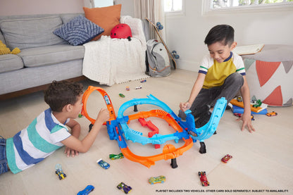 Hot Wheels Toy Car Track Set, Ultra Hots Blast Launch Face-Off with 2 1:64 Scale Vehicles, Head-to-Head Racing & Stunting, 2 Kid-Powered Launchers, HXR71