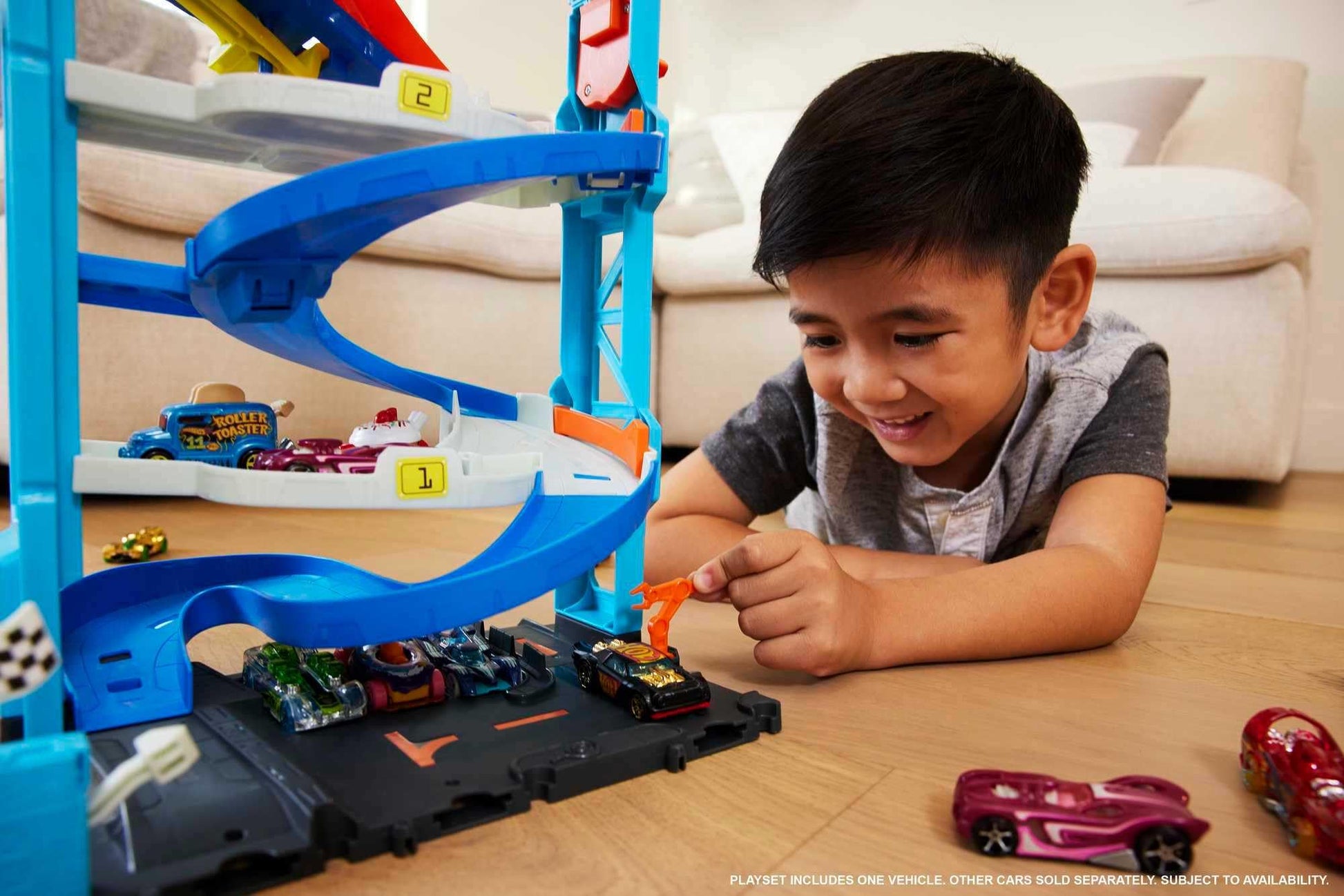Hot Wheels City Racetrack with Transforming Race Tower in 2-in-1 mode, featuring a 1:64 scale toy car for racing fun.
