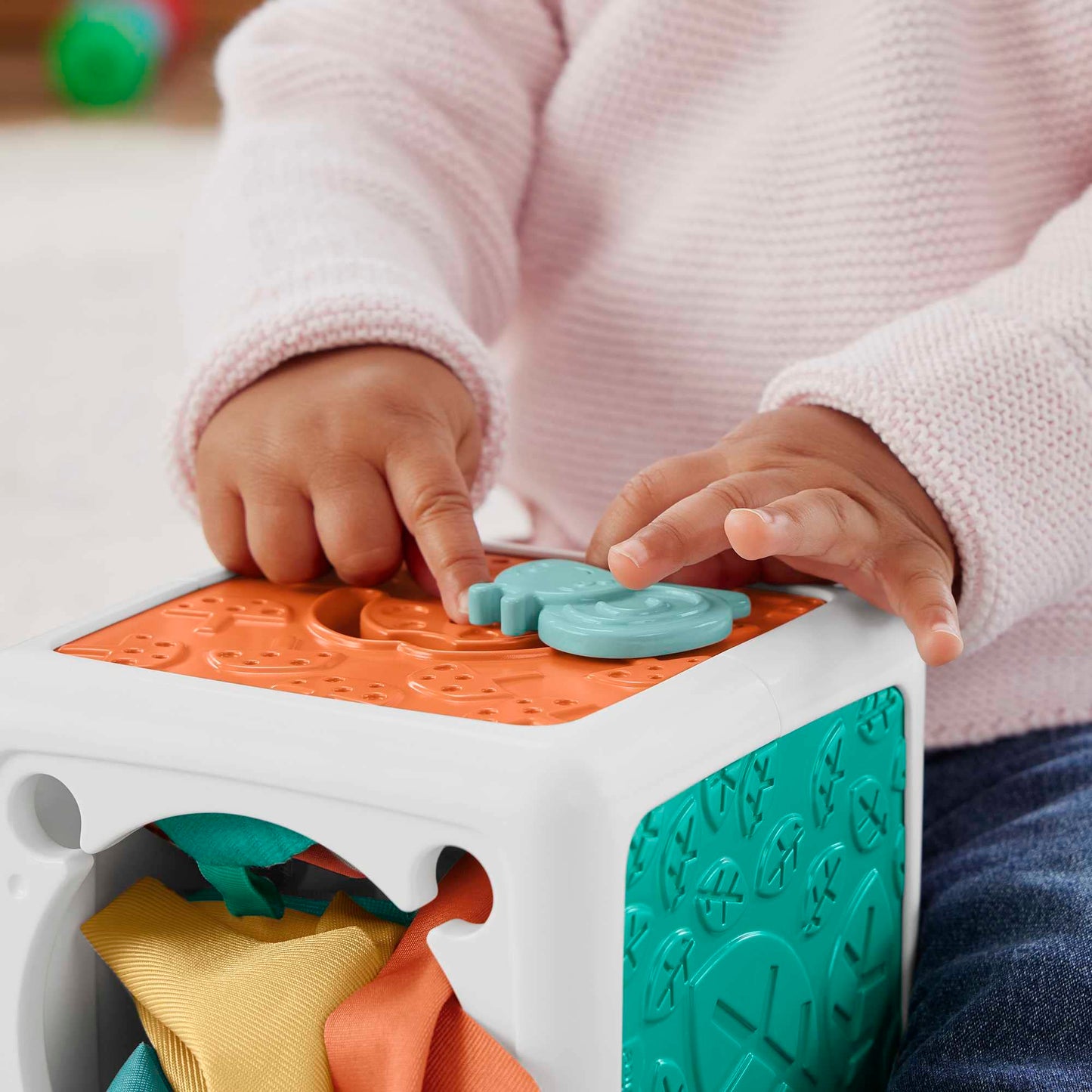 Fisher-Price Pretend Tissue Box Baby Sensory Toy for Newborns, Tummy Time Crinkle Toys, Tissue Fun Activity Cube