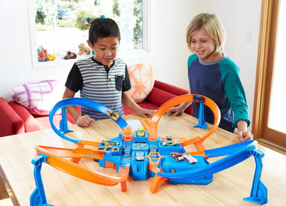 Hot Wheels Criss Cross Crash Motorized Track Set, 4 High Speed Crash Zones, 4-Way Booster, 4 Loops, Includes 1 Die-Cast Vehicle, 4 to 10 Years+, DTN42 - Amazon Exclusive