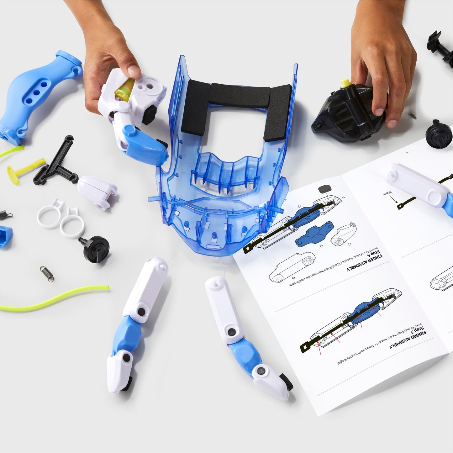 DIY bionic hand construction set by DISCOVERY #MINDBLOWN featuring 87 hydraulic robotic hand parts for kids and teens.