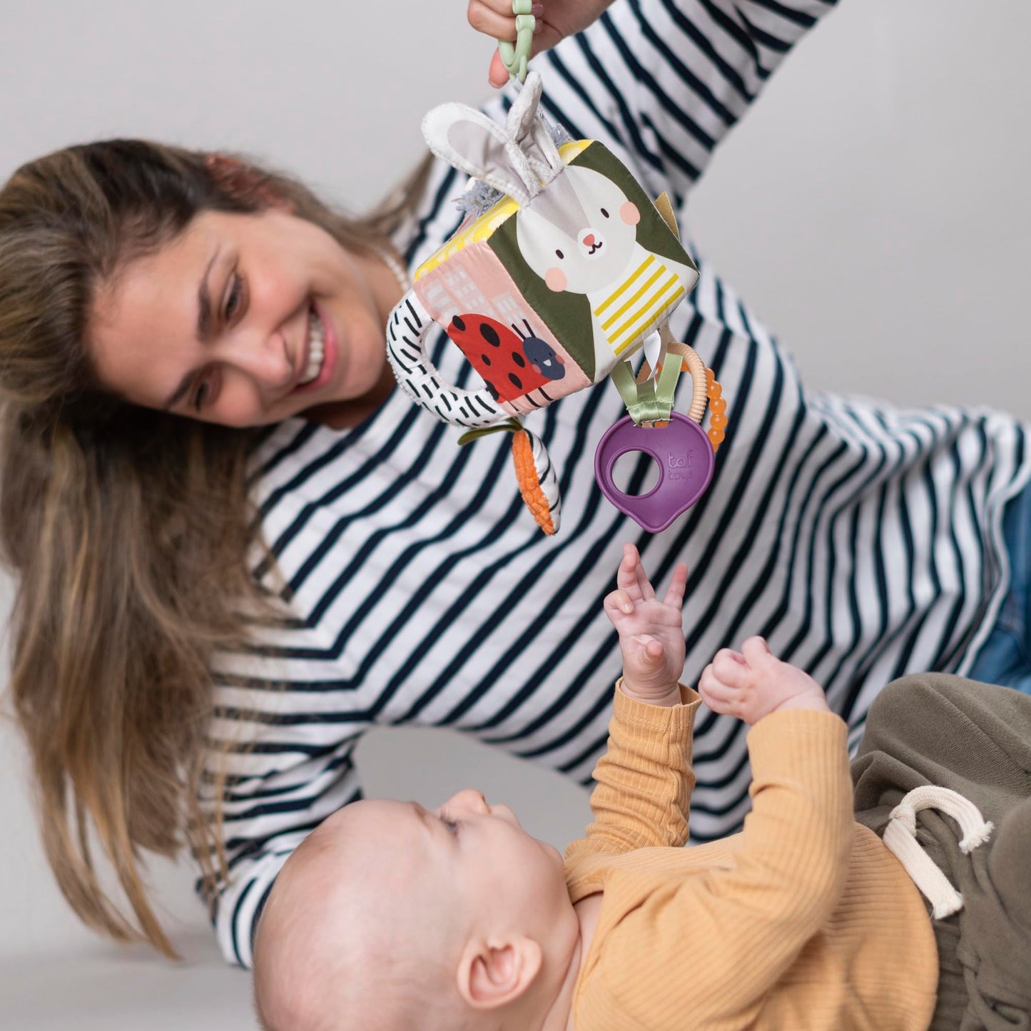 Taf Toys Urban Garden Activity Cube Sensory Baby Hanging Toy. Includes Teether, Baby Safe Mirror, Padded Handle, Chime Bell. Clips on Cot, Pram or Car Seat. Suitable for Boys & Girls 0 month +