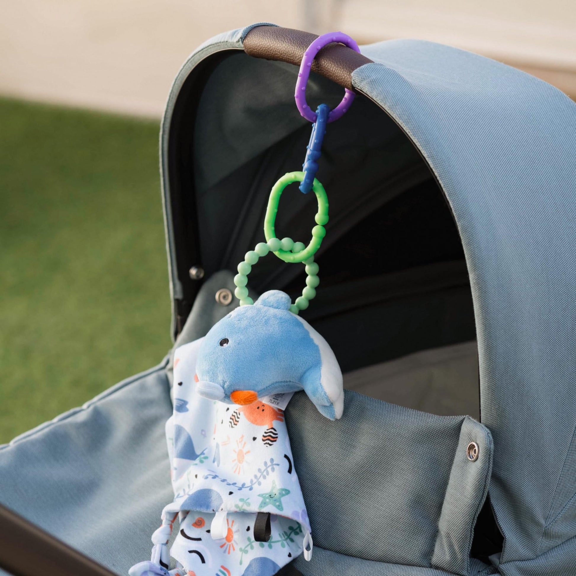 Nuby Linkables multicolour car seat toy and stroller accessory set with sensory features and easy-to-clean design.