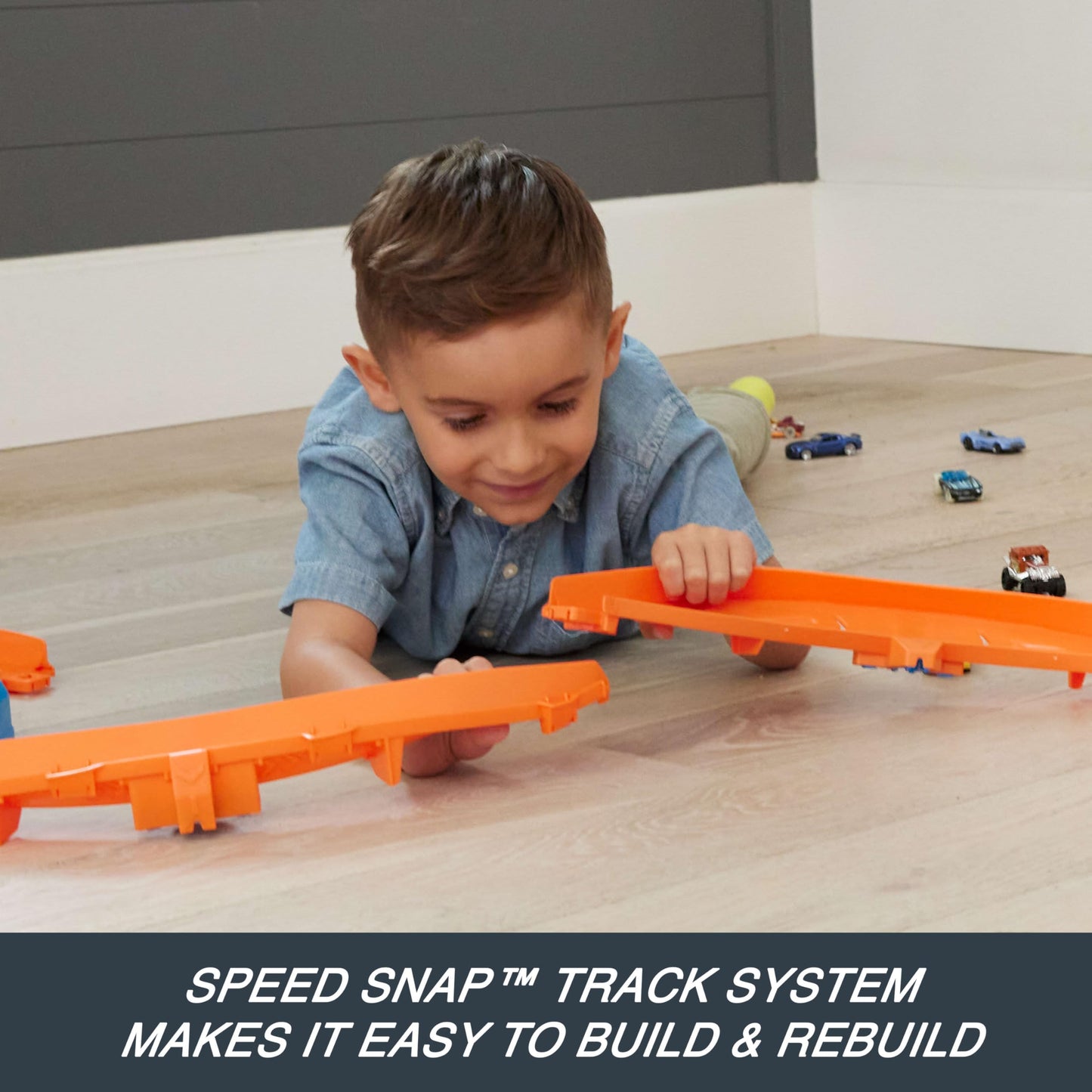 Hot Wheels Toy Car Track Set, Deluxe Building Box with Motorized Booster, 1:64 Scale Vehicle, Speed Snap Track, Boosted Jump Speedway, JDB49