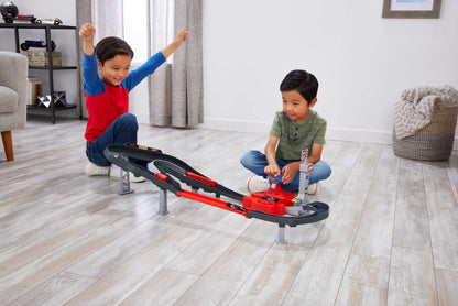 Hot Wheels Toy Car Track Set, 3 Formula 1 Die-Cast Vehicles in 1:64 Scale: McLaren F1 Team, Alpine & VCARB, Sprint Race Circuit (Teams May Vary), JDY15