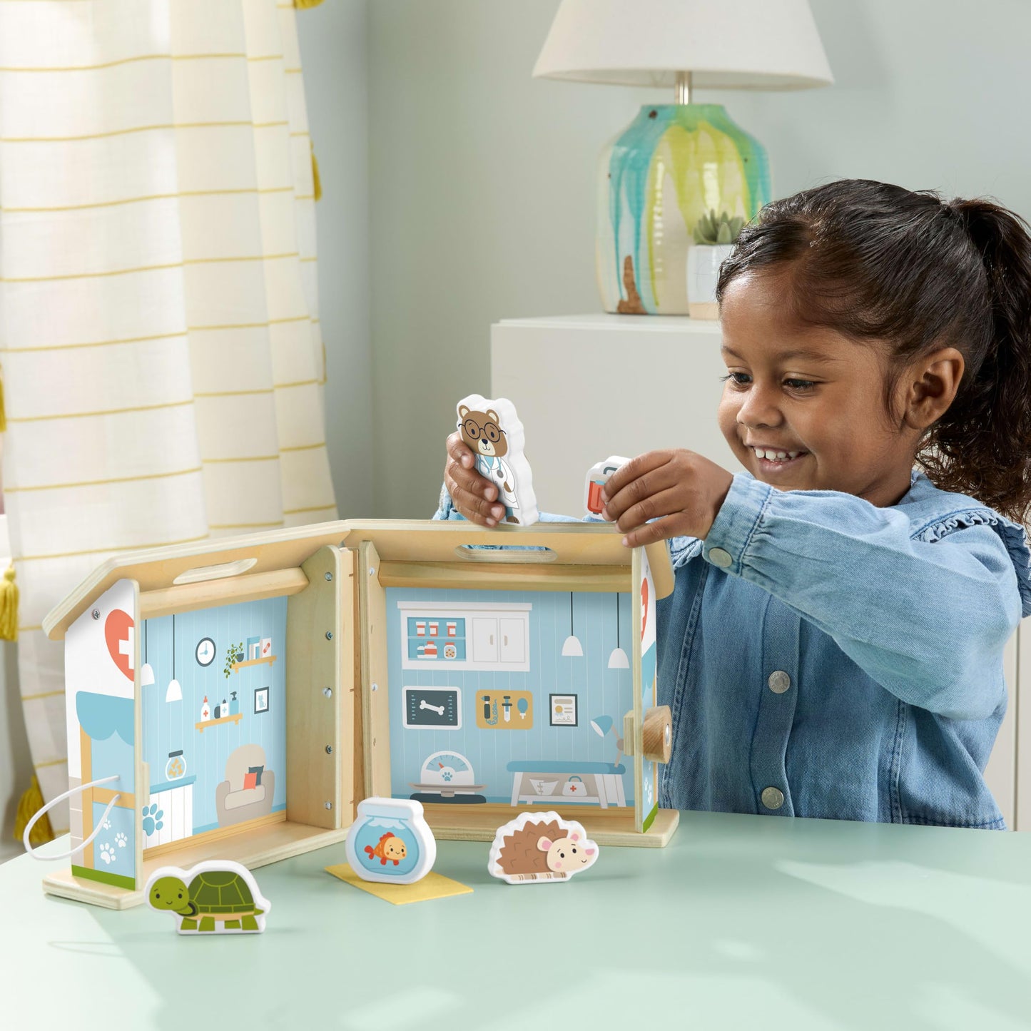 Fisher-Price Wood Pretend Play Toy Pet Hospital Set, 6-Piece Wooden Animal Playset for Travel Preschool Kids Ages 3+ Years, JFG07
