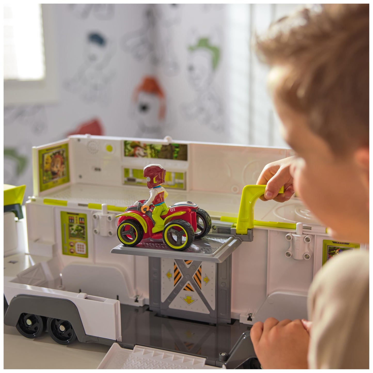 Paw Patrol Jungle Pups, Transforming PAW Patroller, Ryder Action Figure, ATV Toy Car, Vehicle Lift and Sound Effects, Kids’ Toys for Boys and Girls Aged 3+