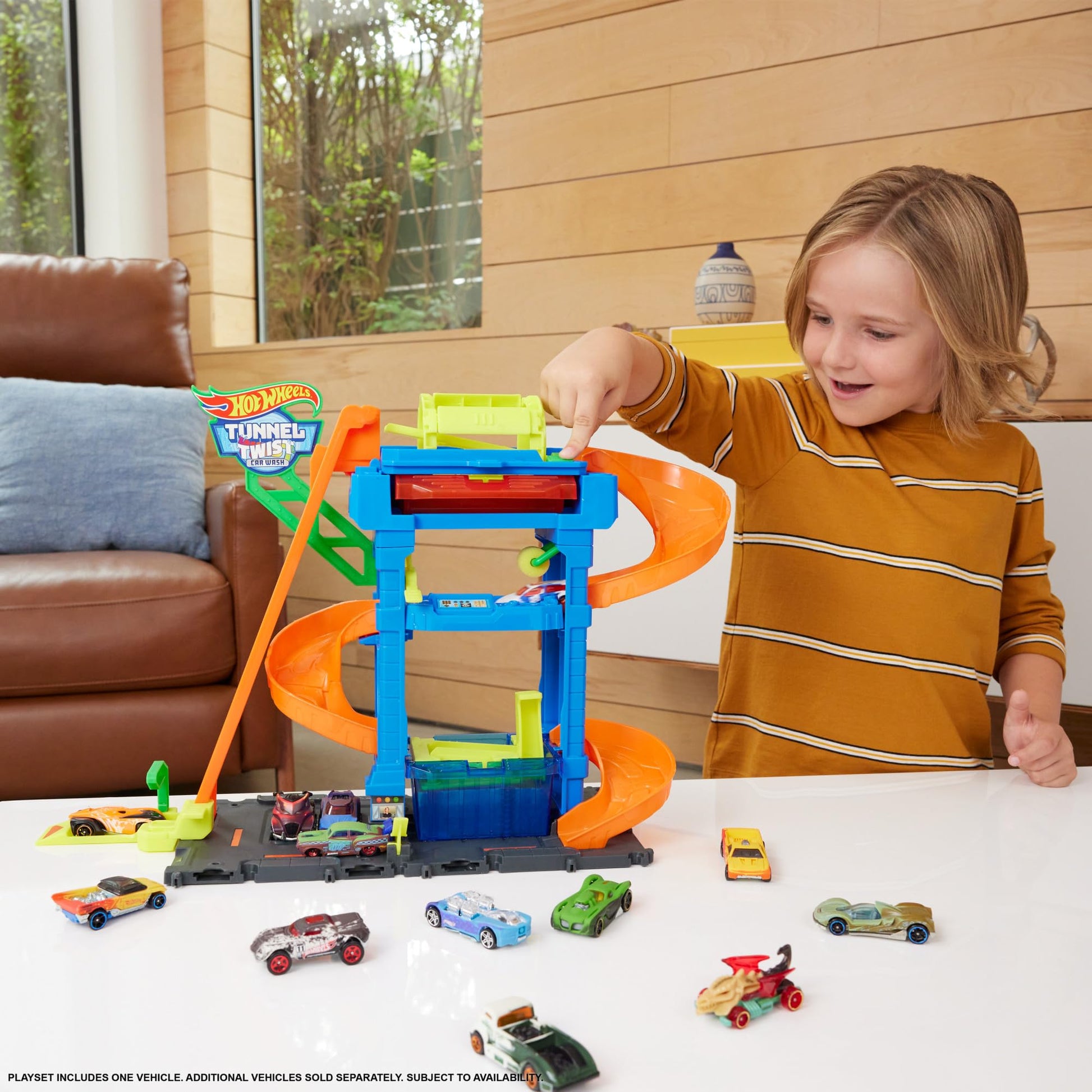 Hot Wheels City Toy Car Track Set featuring Tunnel Twist Car Wash and Color Shifters vehicle in 1:64 scale.