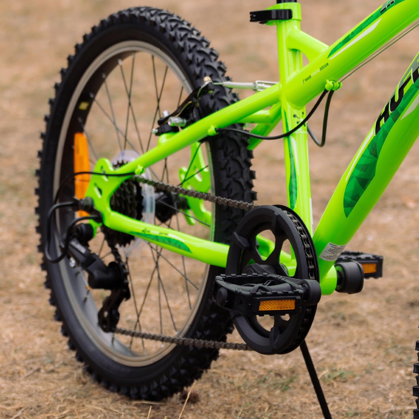 Huffy Extent 20-Inch Boys’ Mountain Bike, 6-Speed Microshift Gear System, Front Suspension, Durable Steel Frame, All-Terrain Tyres, For Kids Ages 5–9 Years, Antifreeze Green