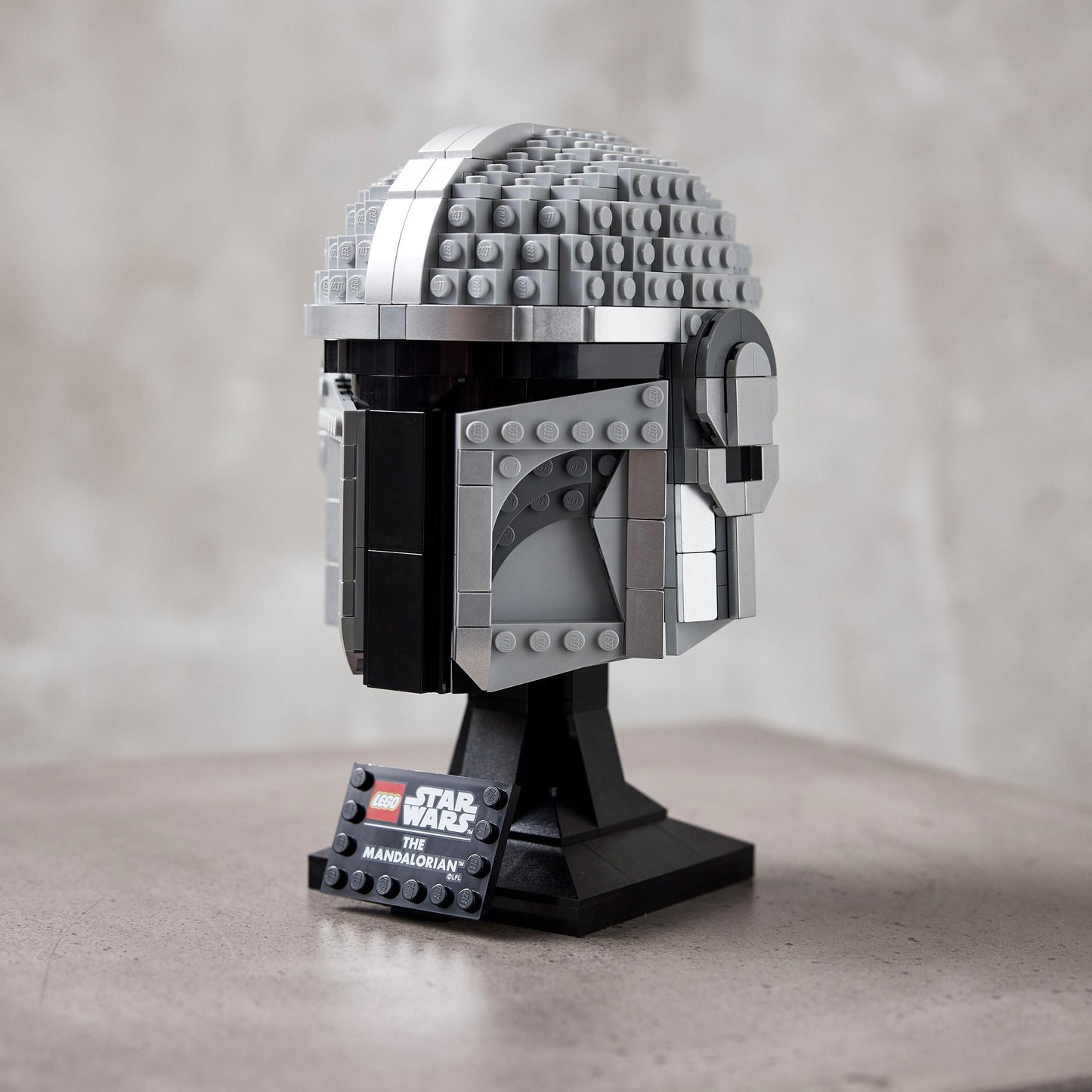 LEGO Star Wars The Mandalorian Helmet Model Building Kit, Collectible Display Set for Adults, Gift Idea for Men, Women, Him or Her 75328