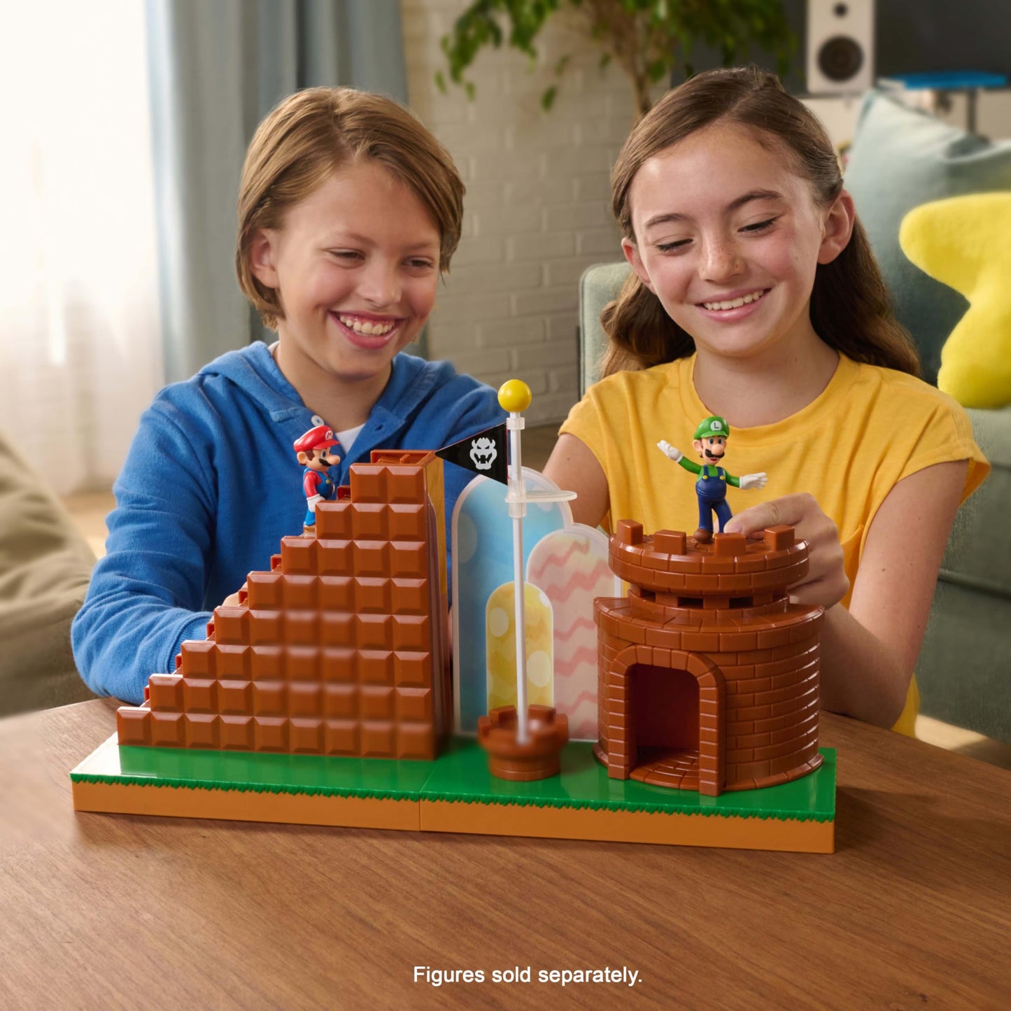 Super Mario Super Mario 2.5 inch playset by JAKKS Pacific with mini Mario, castle, stairs, flagpole, and base platform.
