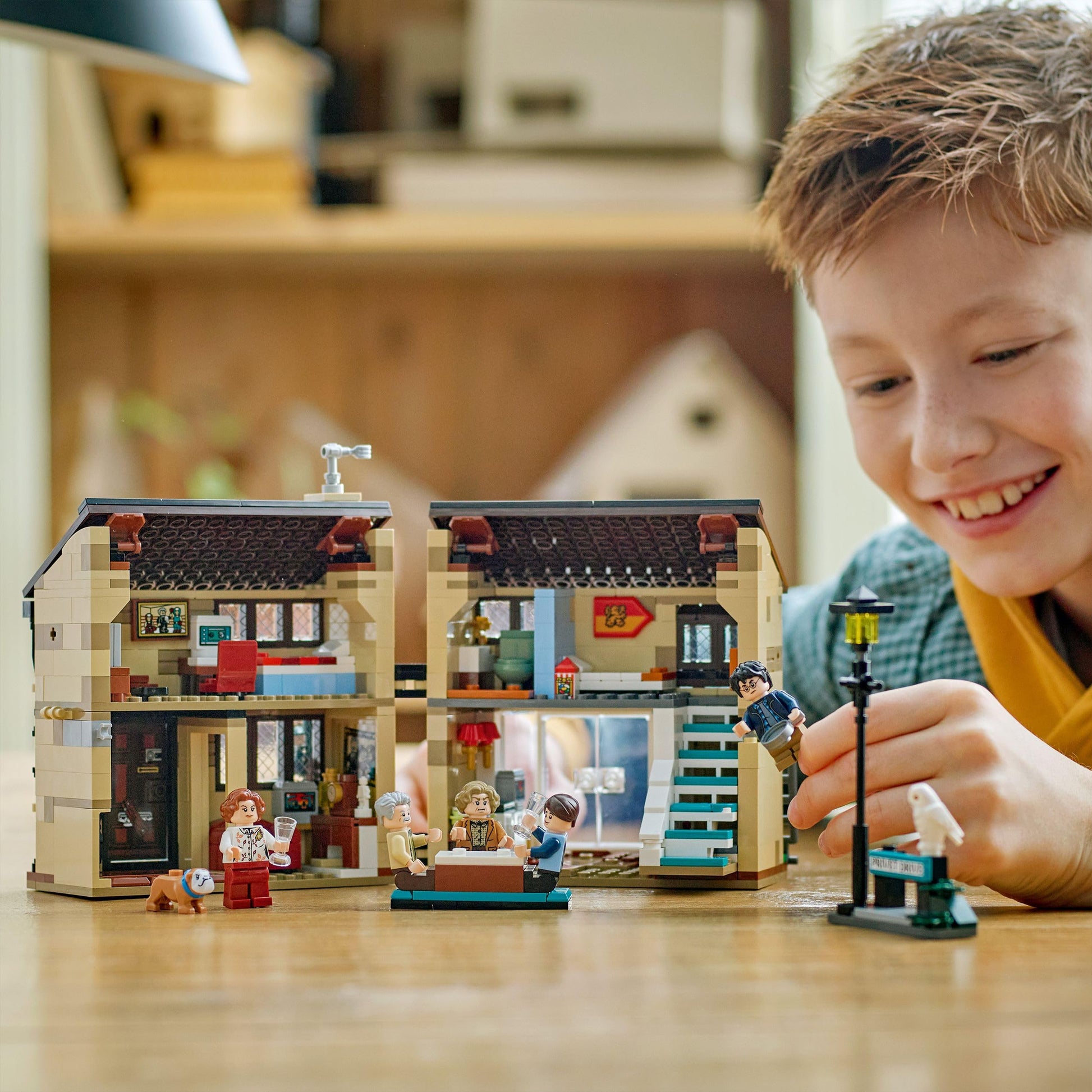 LEGO Harry Potter Privet Drive set with Aunt Marge's Visit, featuring detailed interior and 5 minifigures, including Aunt Marge.