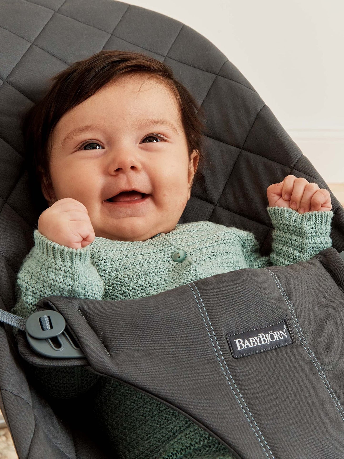 BabyBjörn Bouncer Bliss woven classic quilt in anthracite, showing the ergonomic baby bouncer with soft fabric and supportive design.
