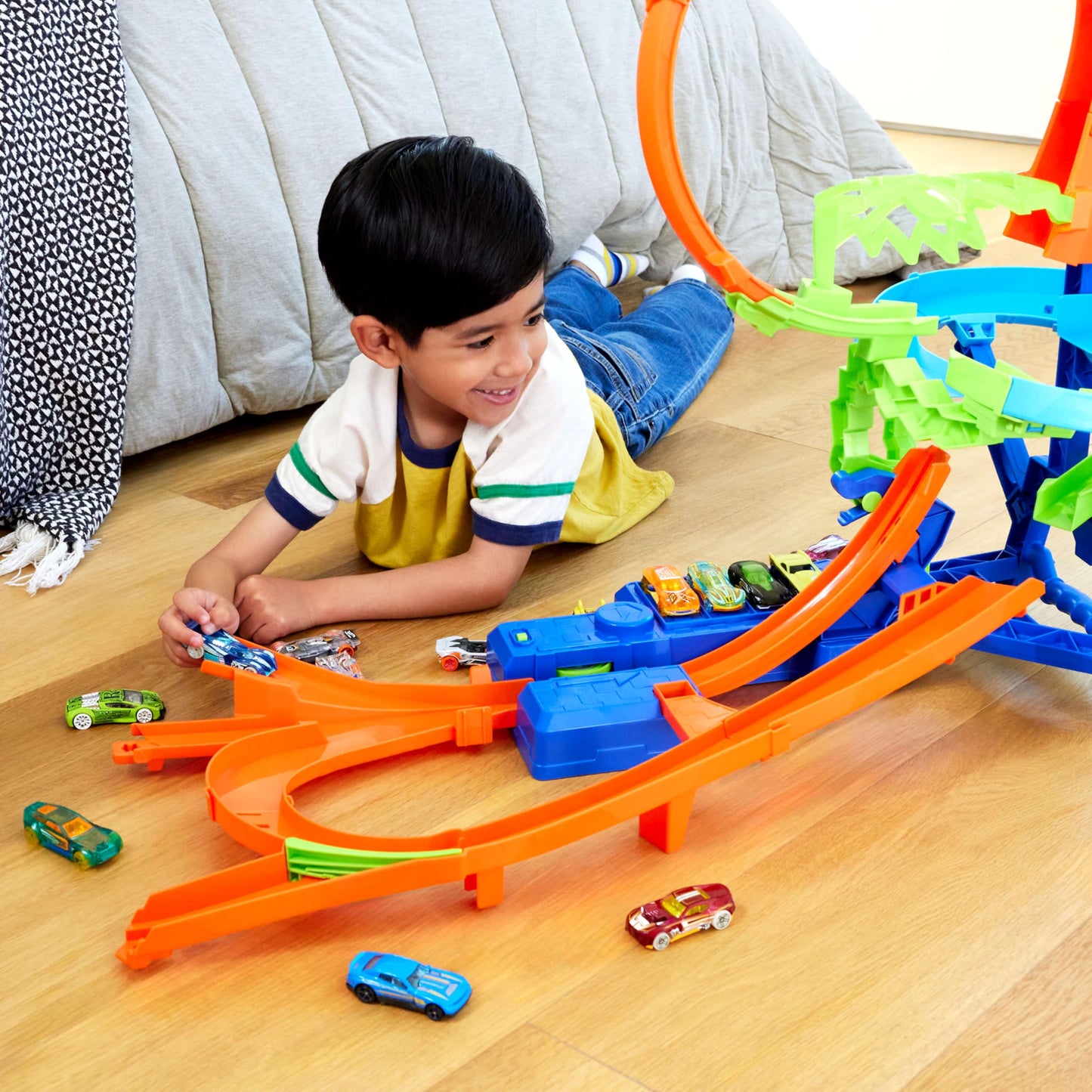Hot Wheels stunt track set featuring mid-air crash, motorized booster, and 1:64 scale die-cast toy car.