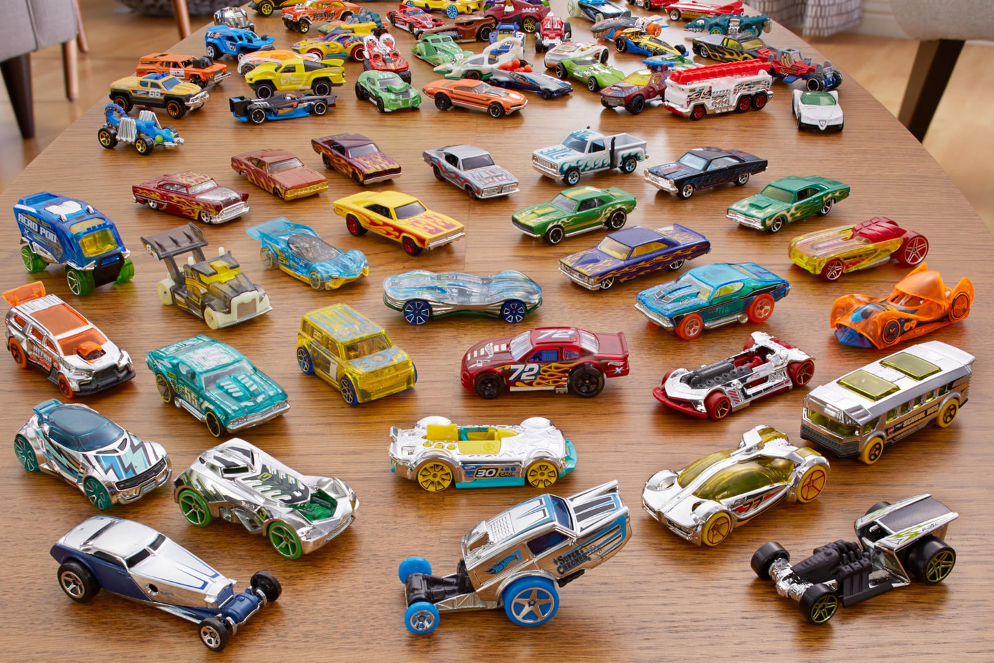 Hot Wheels Toy Cars 20-Pack, Set of 20 Die-Cast 1:64 Scale Sports & Race Vehicles for Kids & Collectors (Styles May Vary), H7045